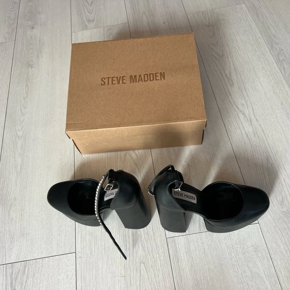 Steve Madden Black Leather Chunky Heels - Picture 13 of 14